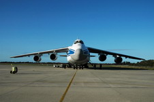 A Volga-Dnepr An-124 arrives at the Kennedy Space Centre Shuttle Landing Facility on January 15 2007 to deliver hardware for the Japanese Experiment Module (JEM) destined for the International Space Station in 2008. (NASA/Dimitrios Gerondidakis)